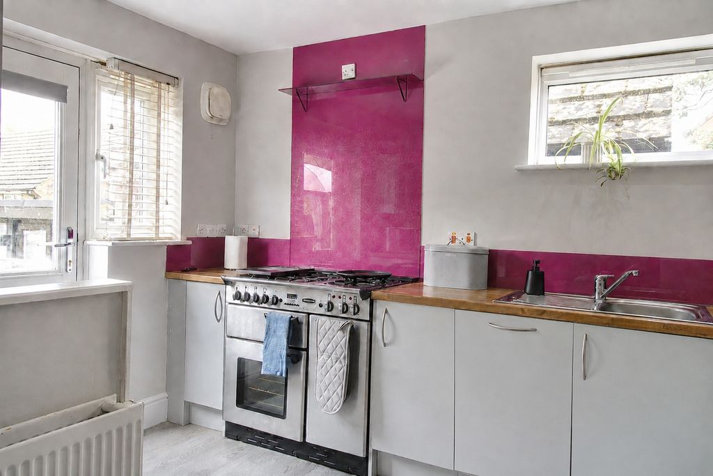 Property photo 2 of 18 Kitchen