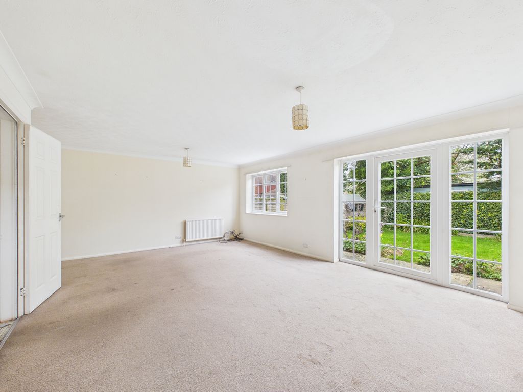 Property photo 3 of 13 Lounge2