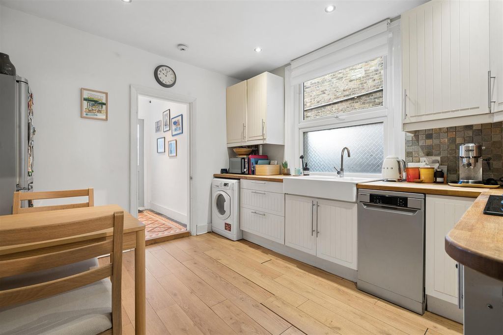 Property photo 3 of 14 21 Bruce Road Cr4 Kitchen 2.Jpg