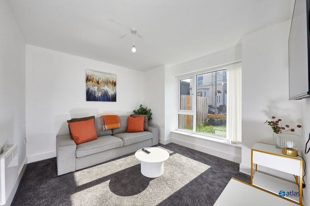 Property photo 2 of 16 Lounge