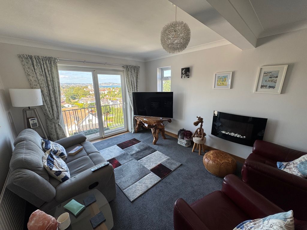 Property photo 3 of 11 9