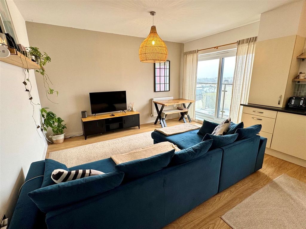 Property photo 2 of 8 32 Astor Court Lounge
