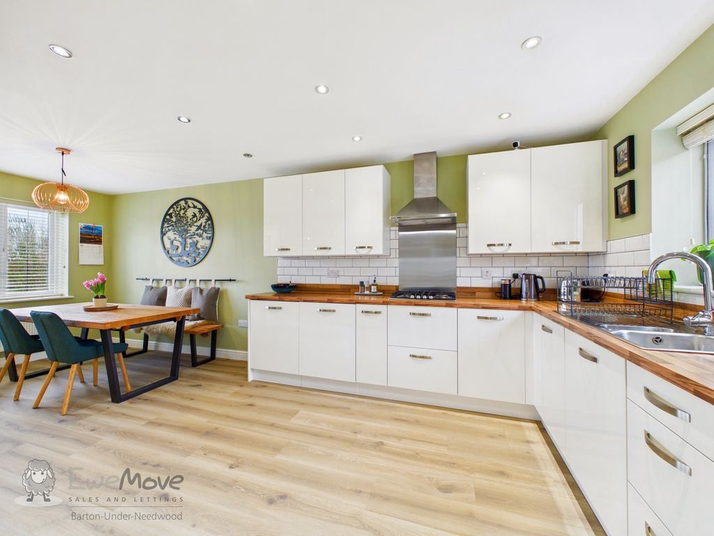Property photo 2 of 19 Kitchen d