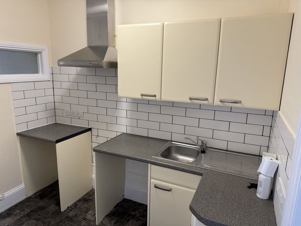 Property photo 2 of 10 Kitchen (2)