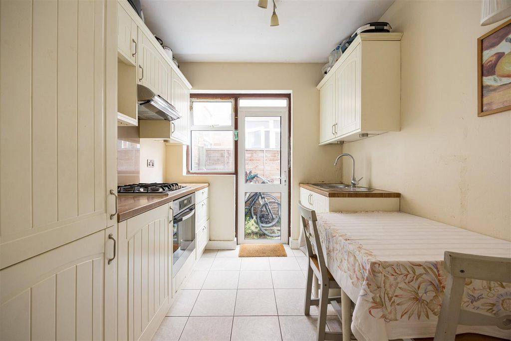 Property photo 2 of 18 Mersey Road, E17