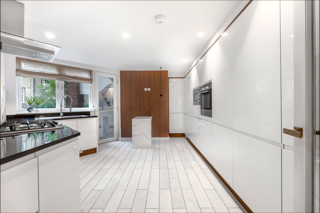 Property photo 2 of 32 Picture No. 22