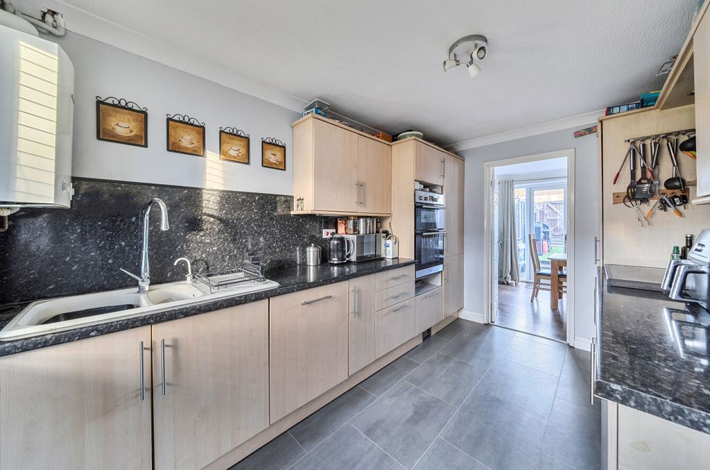 Property photo 2 of 13 1383434-8-692721A...