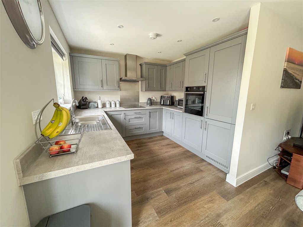 Property photo 3 of 21 Kitchen