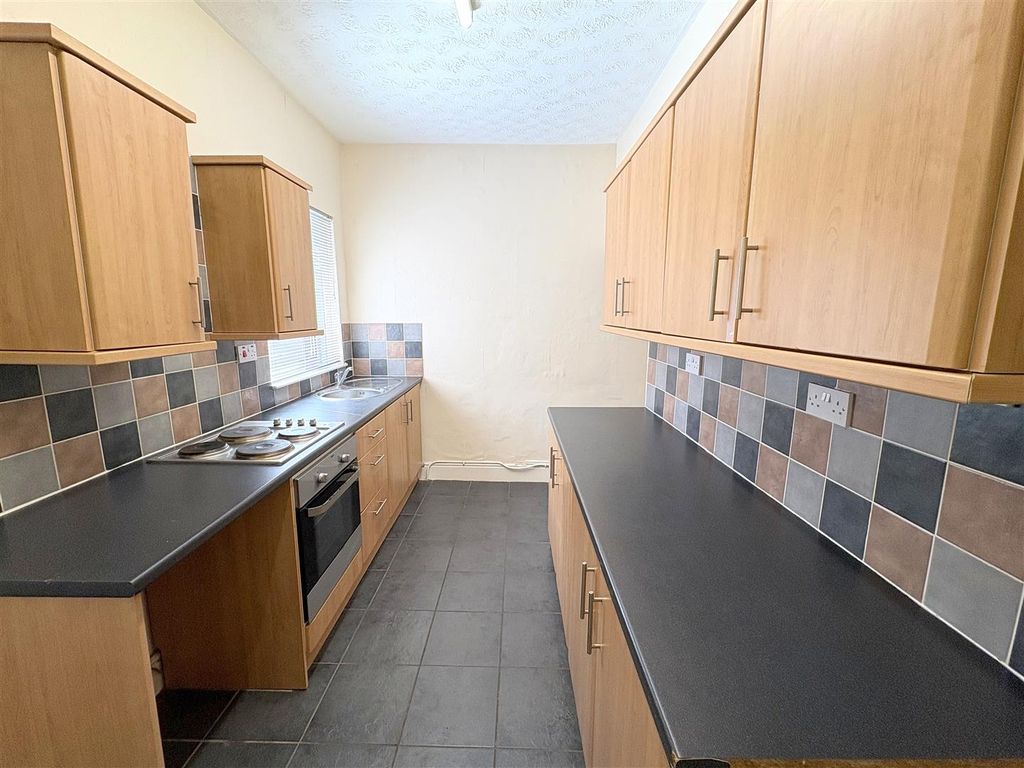 Property photo 3 of 10 Kitchen / Breakfast Lunch