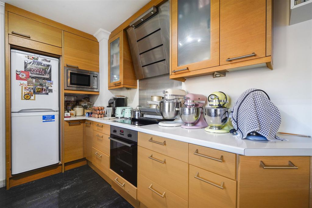 Property photo 3 of 19 Highlands Heath