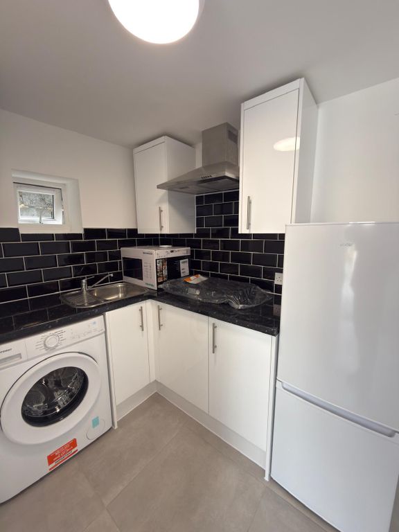 Property photo 1 of 7 Small Size Studio Flat With Seperate Kitchen- £1300 Inclusive Bills