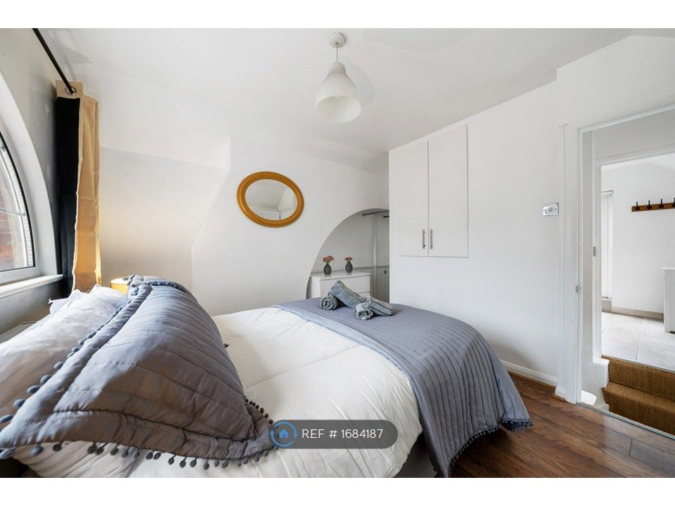 Property photo 3 of 17 Double Bedroom 1