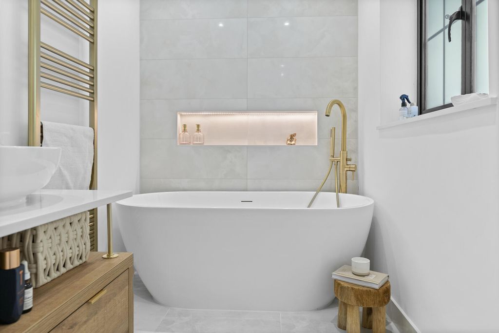 Property photo 3 of 22 Bathroom