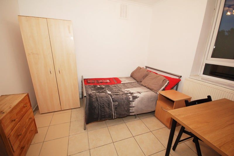 Property photo 1 of 6 Room 2- £800 Available Now