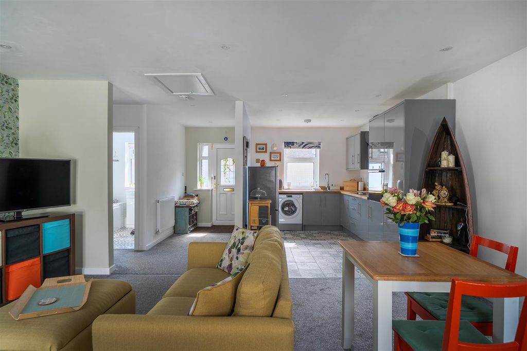 Property photo 2 of 17 Kitchen/Lounge/Diner