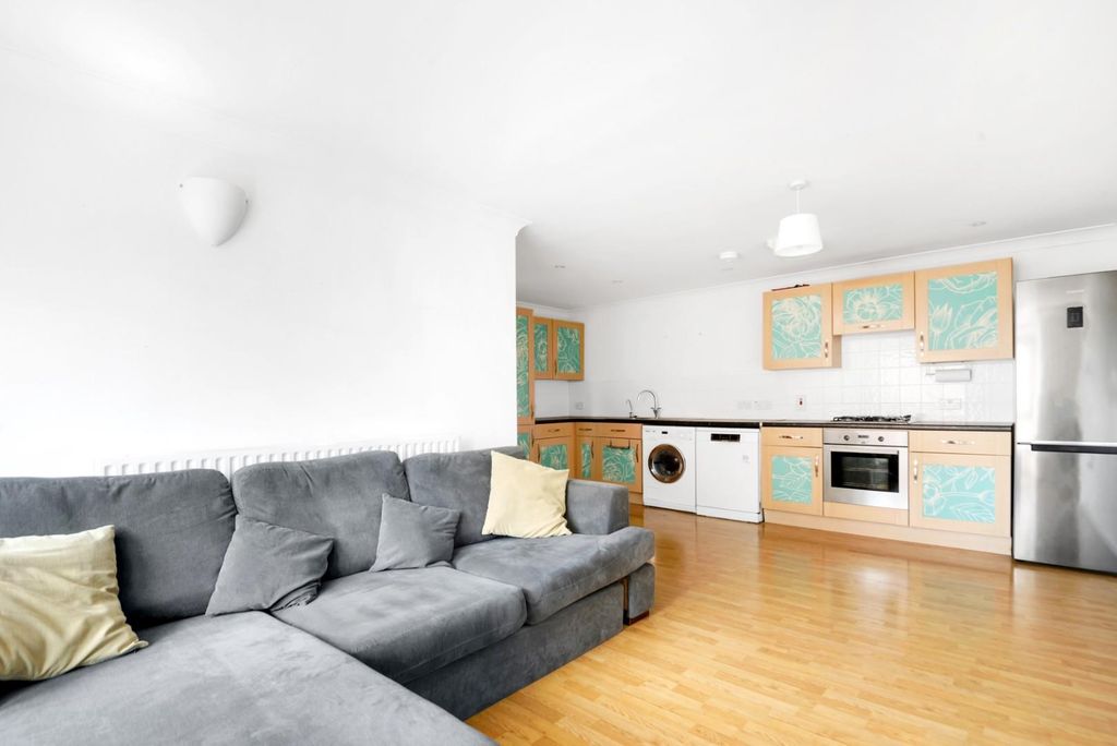 Property photo 3 of 11 Kitchen/Reception