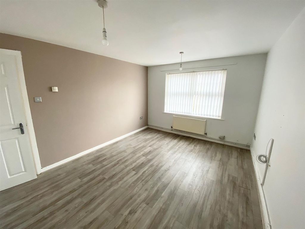 Property photo 3 of 11 Lounge