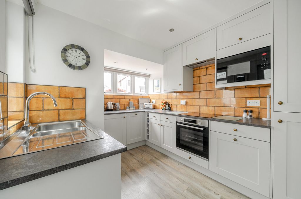 Property photo 3 of 18 1453605-10-69F0d4...