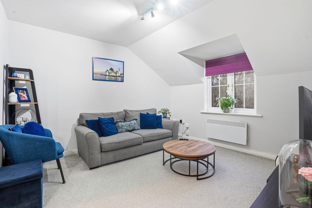 Property photo 3 of 13 Pennyfieldclose005