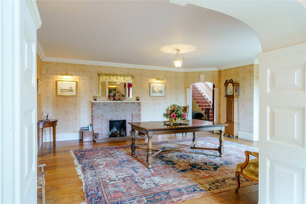 Property photo 3 of 27 Entrance Hall