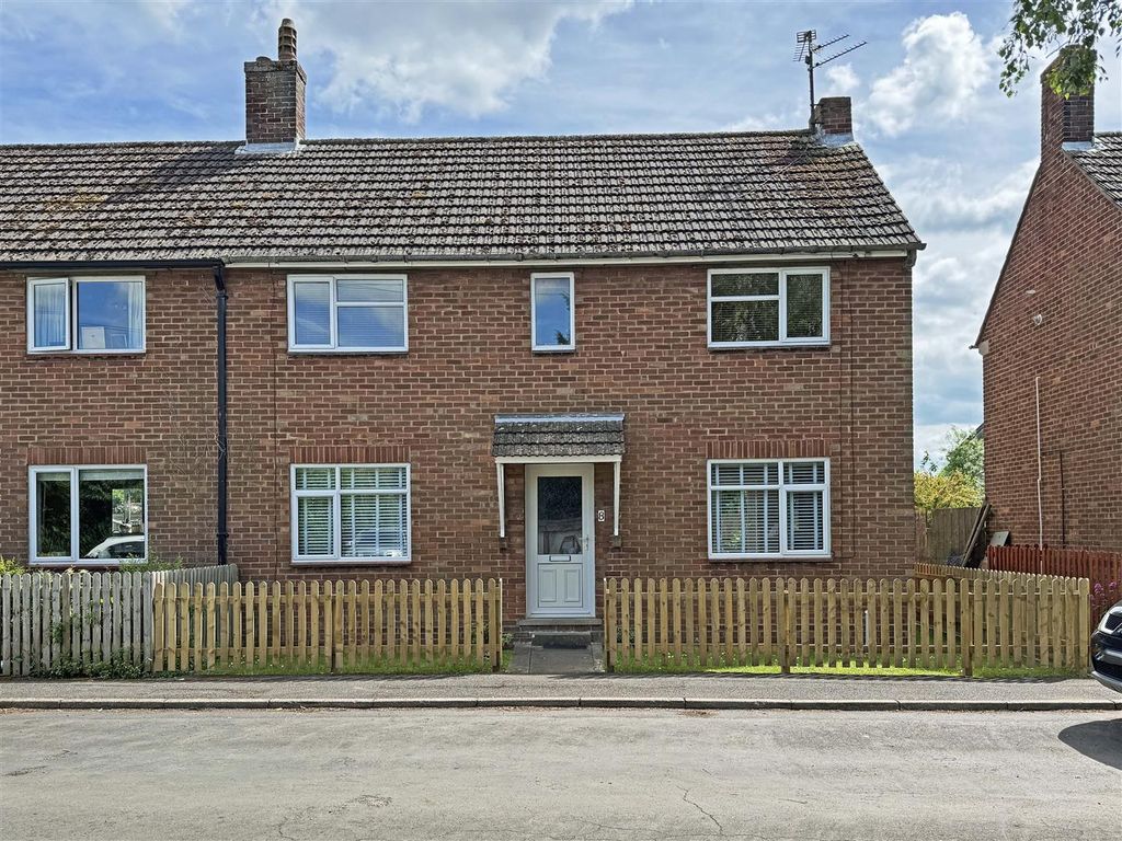 Property photo 1 of 16 Newport Way, Ufford