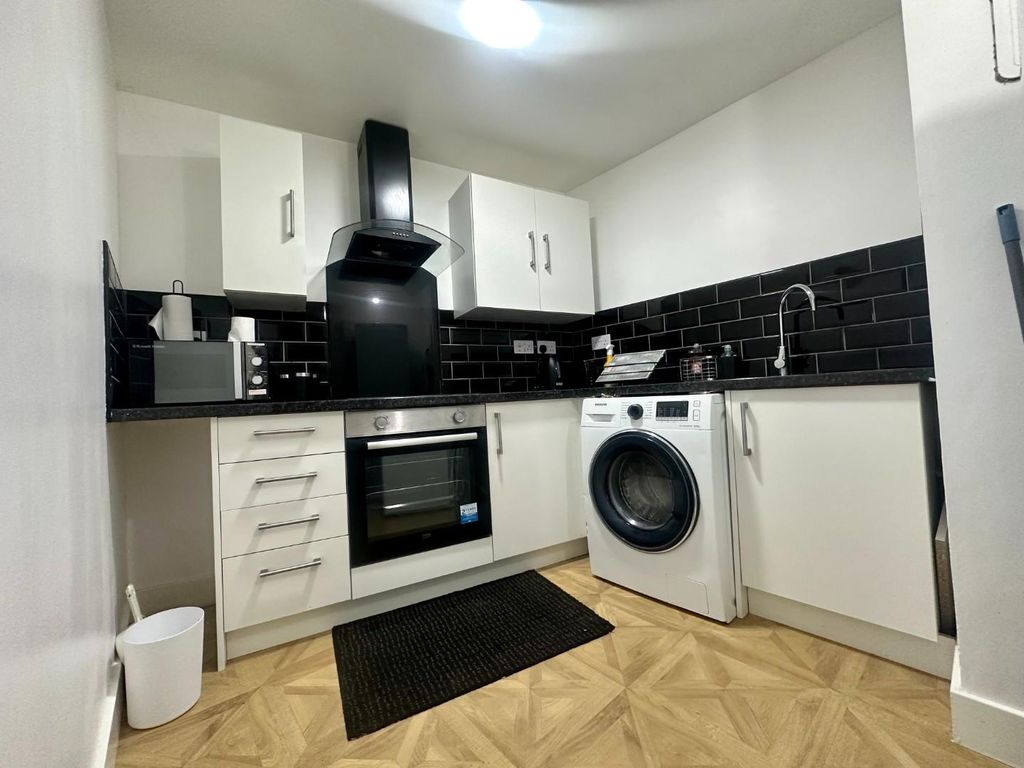 Property photo 3 of 6 Kitchen