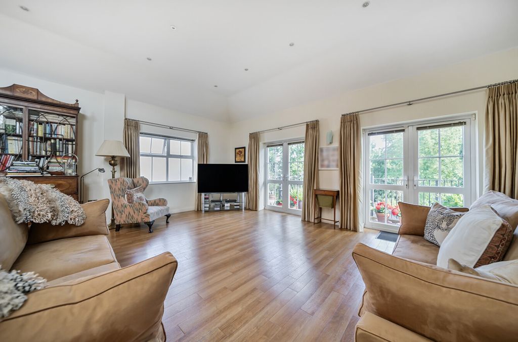 Property photo 3 of 25 1312182-8-685Fc85...