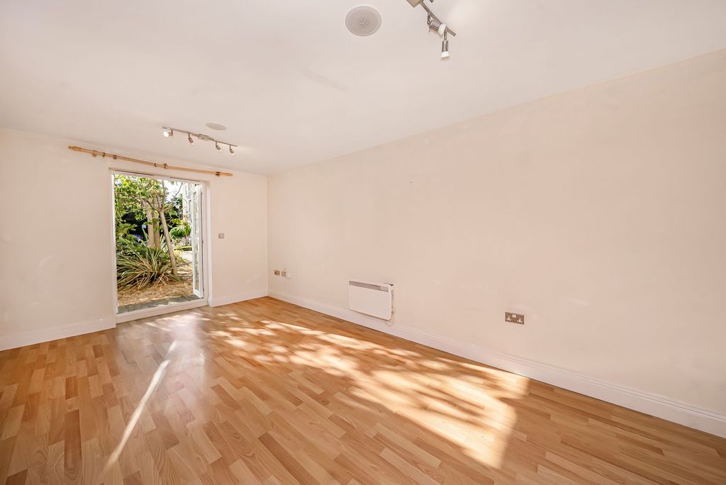 Property photo 3 of 34