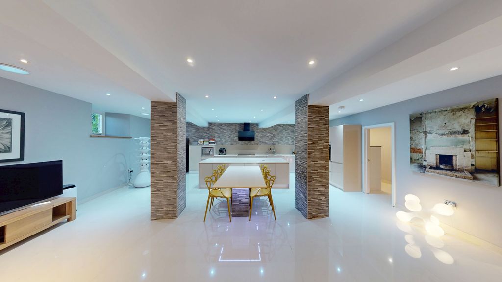 Property photo 2 of 23