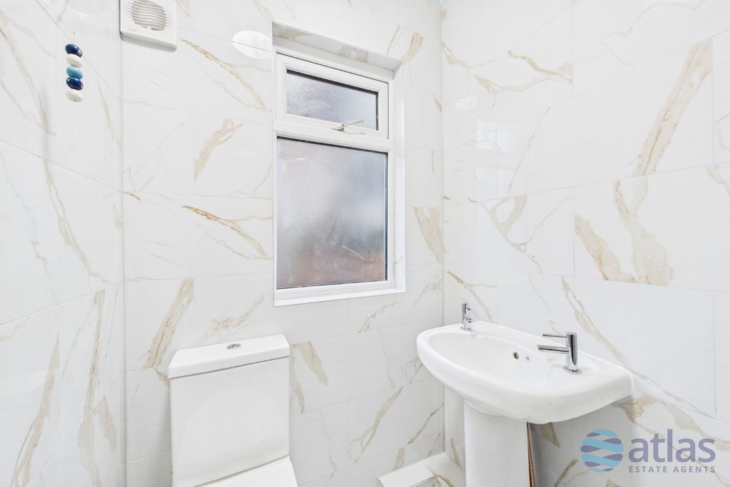 Property photo 2 of 15 Bathroom