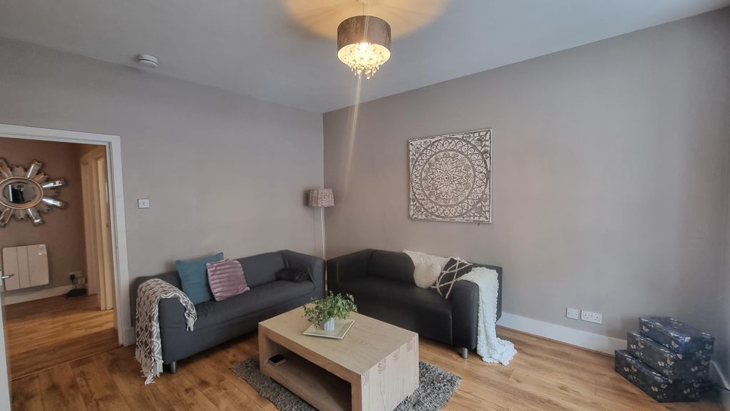 Property photo 1 of 10 Lounge
