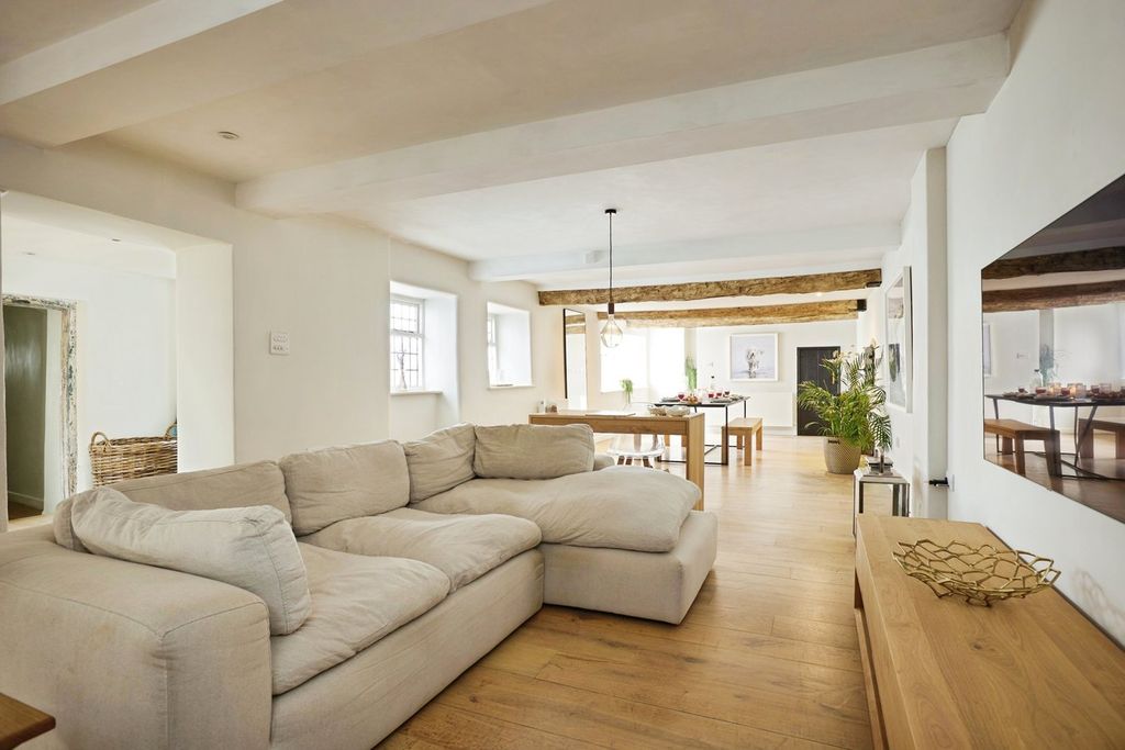 Property photo 2 of 35