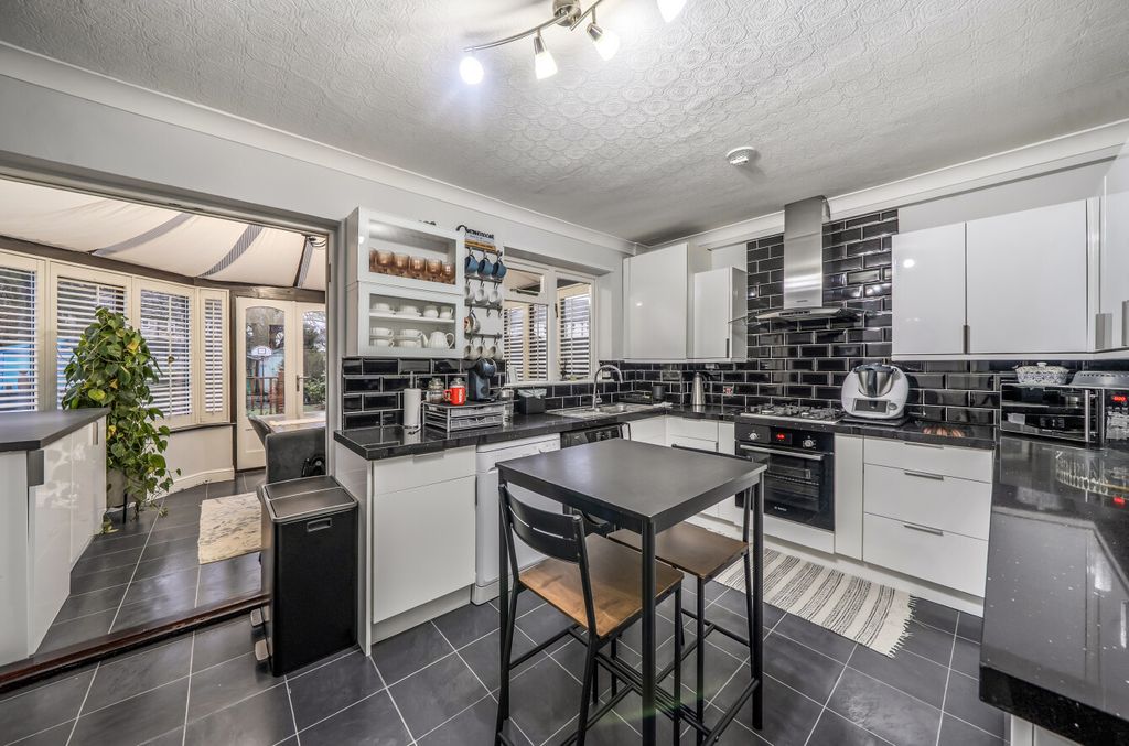 Property photo 2 of 19 1395738-13-696912...