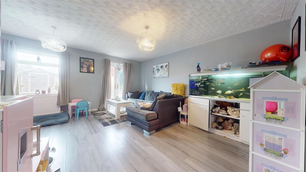 Property photo 3 of 17 Cansfield Street Living Room