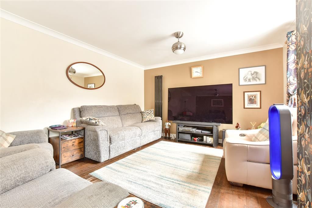 Property photo 3 of 17 Lounge