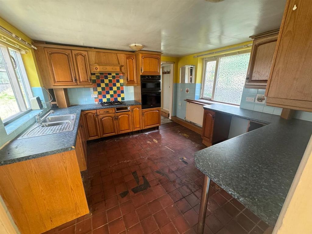 Property photo 3 of 9 Kitchen