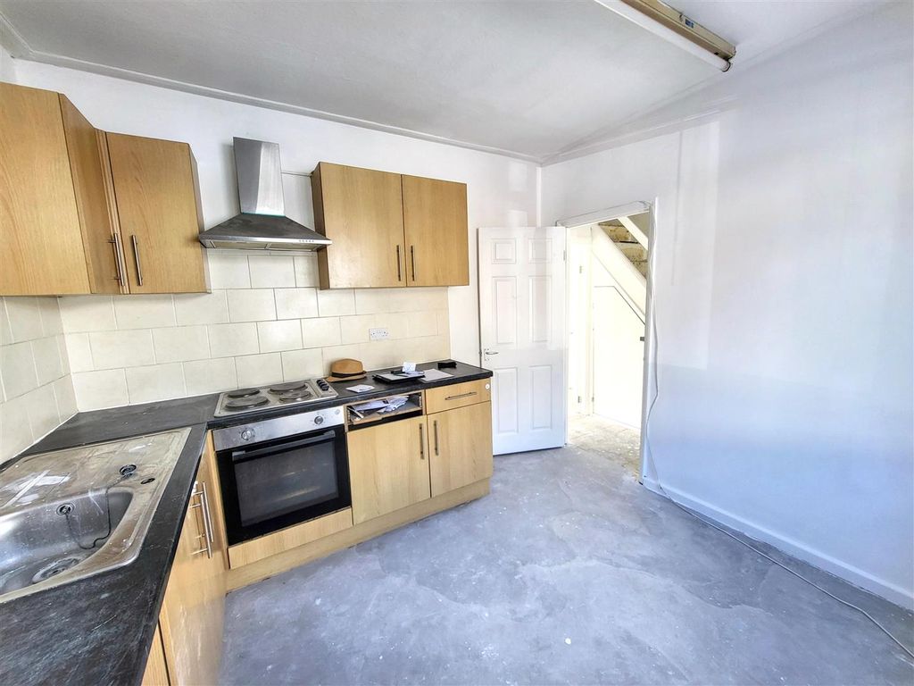 Property photo 3 of 16 20260829234700_20260829-Interior-6-Lgxxmciqegmbnnx