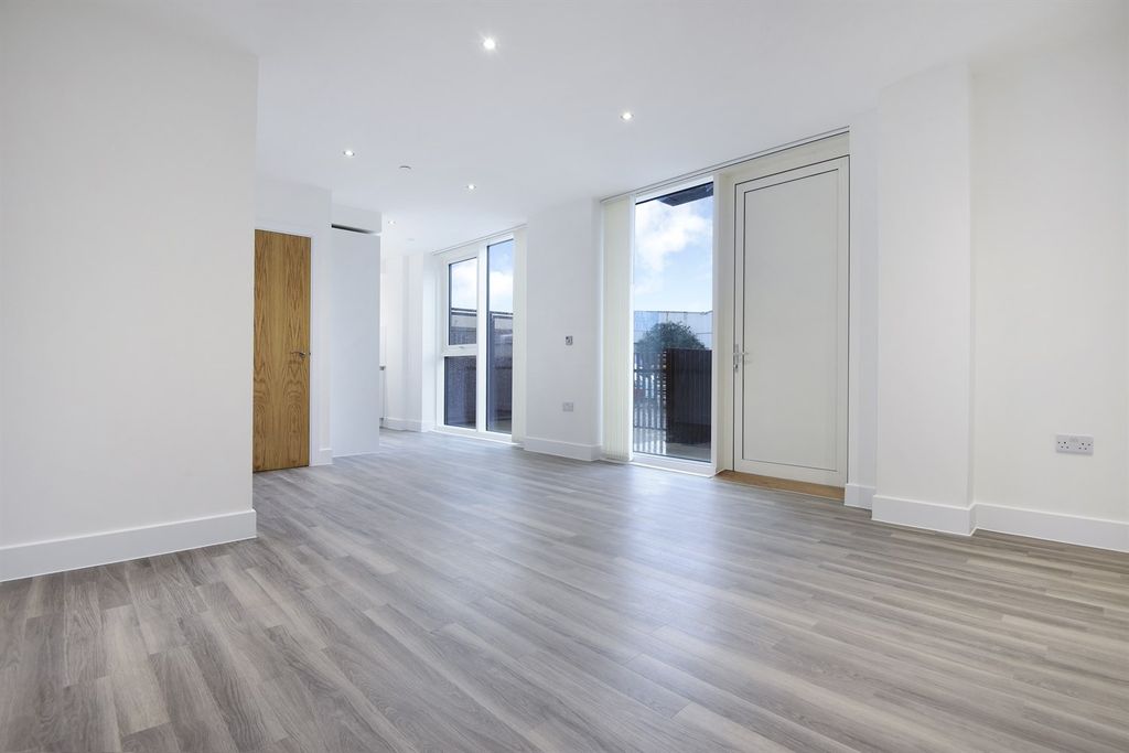 Property photo 1 of 30 (Main)