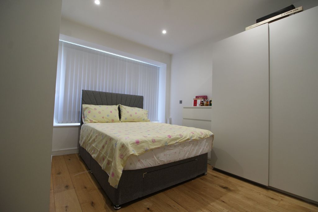 Property photo 1 of 10 The Location Of This Property Is Outstanding, Making It An Ideal First-Time Purchase Or Investment Opportunity.