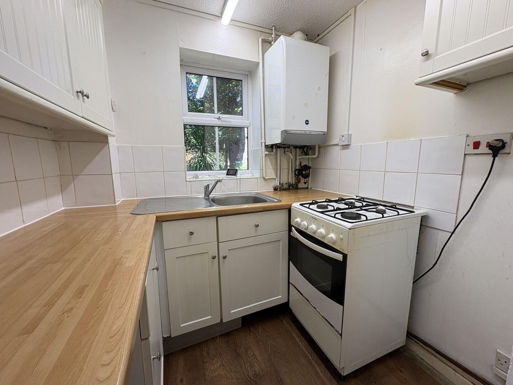 Property photo 3 of 9 Kitchen
