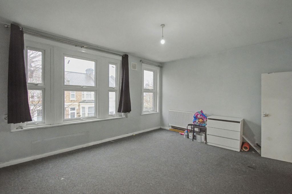 Property photo 3 of 11 Flat B 112 Victoria Road, London Nw6 6Qb