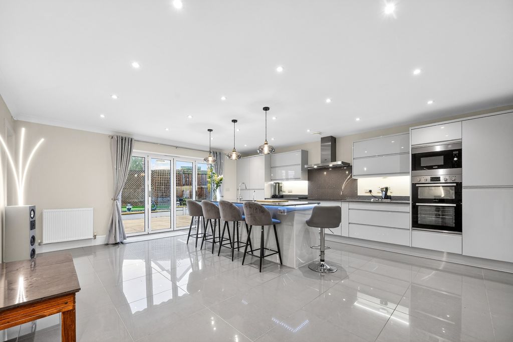 Property photo 3 of 20