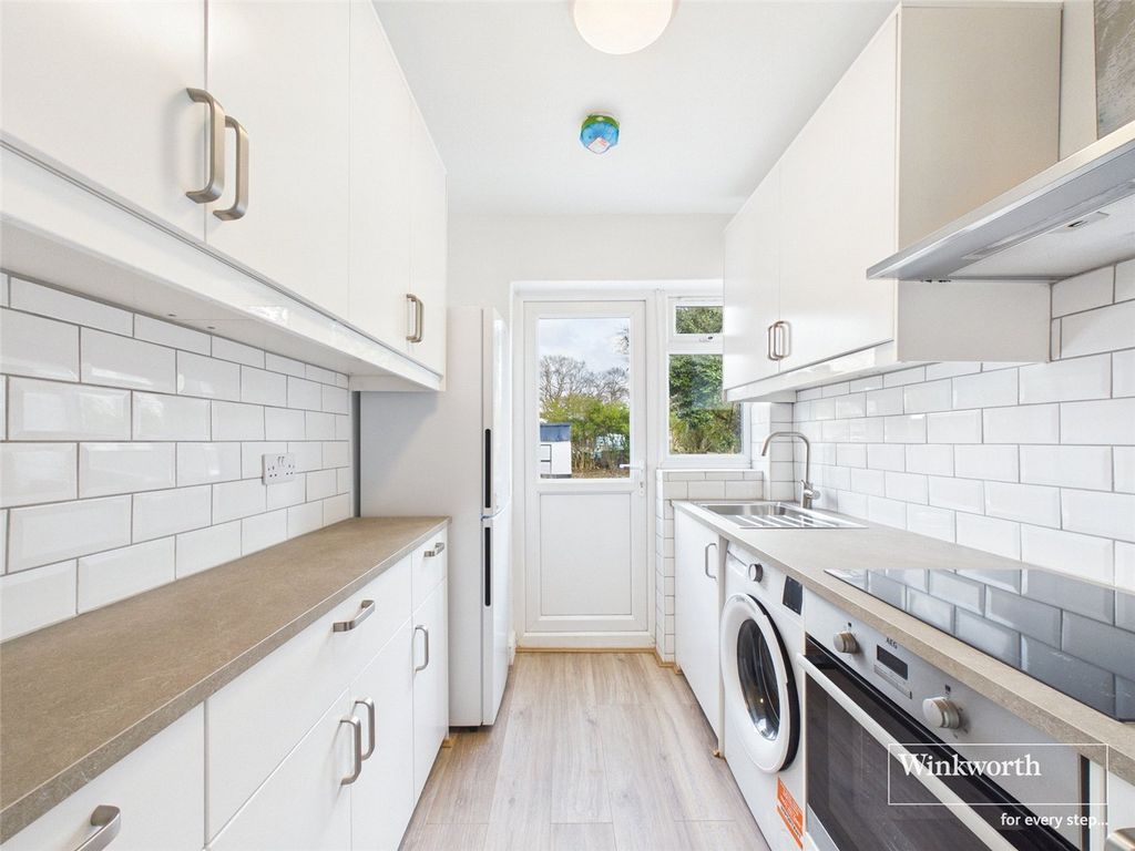 Property photo 2 of 10 New Fitted Kitchen
