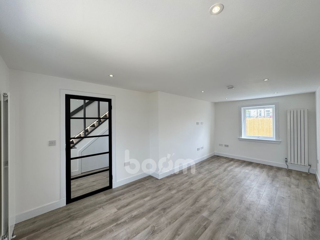Property photo 2 of 24 Blackthorn Avenue, Beith Pic
