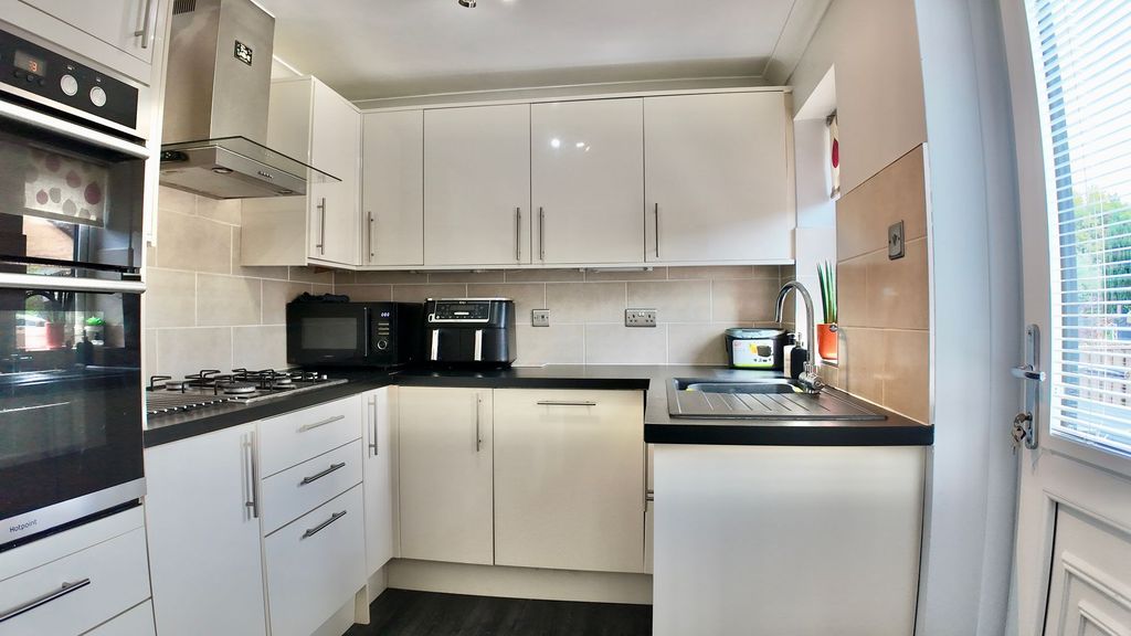 Property photo 3 of 34