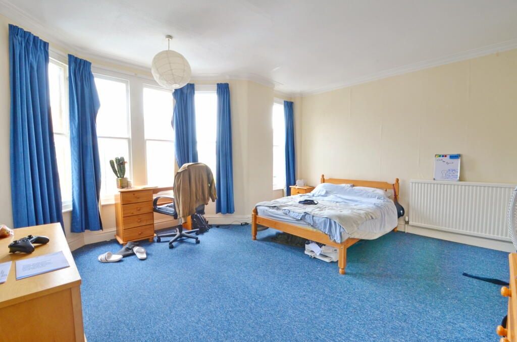 Property photo 3 of 10 Bright And Spacious Double Bedroom Featuring Large...