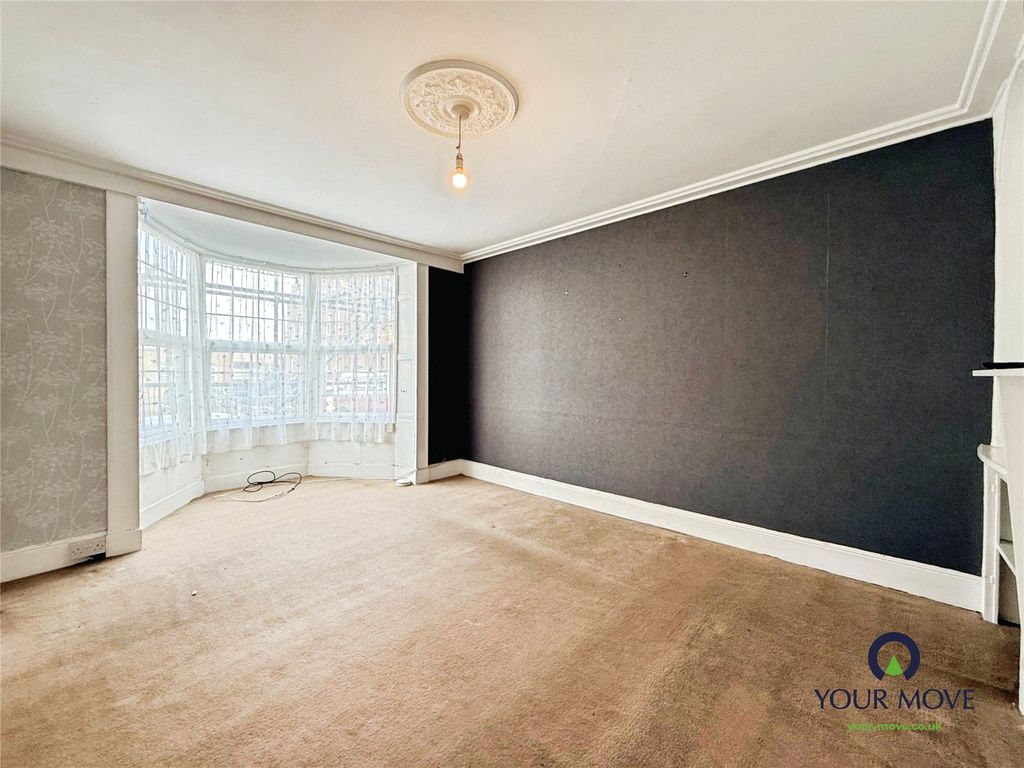 Property photo 3 of 10 Lounge