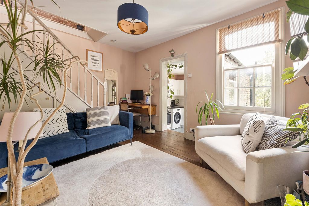 Property photo 3 of 21 Mansfield Road, E11