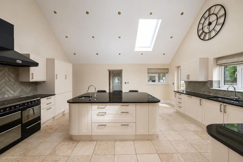 Property photo 2 of 31