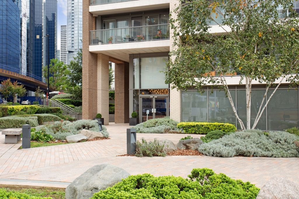 Property photo 3 of 19 Exterior (2)